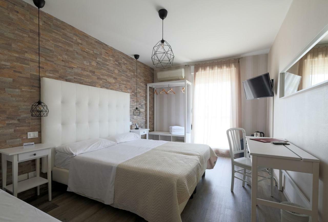 Hotel Blue Marine Линяно Сабиадоро Екстериор снимка